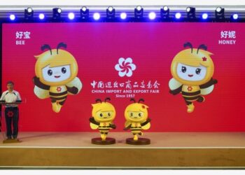 Foto yang diabadikan pada 9 Oktober 2021 ini menunjukkan "Bee" dan "Honey", maskot sesi ke-130 Pameran Impor dan Ekspor China yang juga dikenal sebagai Canton Fair, dalam sebuah konferensi pers di Provinsi Guangdong, China selatan. (Xinhua/Liu Dawei)