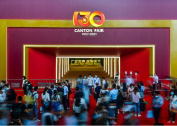 Pengunjung masuk ke ruang pameran Canton Fair ke-130 di Guangzhou, ibu kota Provinsi Guangdong, China selatan, pada 15 Oktober 2021. (Xinhua/Liu Dawei)