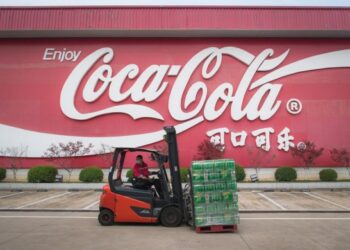 Seorang pekerja memindahkan barang di pabrik Swire Coca-Cola Beverages Hubei Limited di Wuhan, Provinsi Hubei, China tengah, pada 24 Maret 2020. (Xinhua/Xiao Yijiu)
