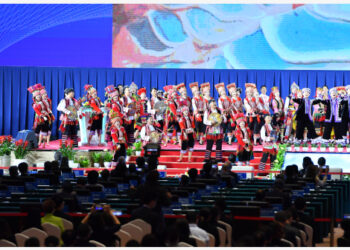 Para seniman rakyat tampil dalam upacara pembukaan pertemuan ke-15 Konferensi Para Pihak Konvensi PBB tentang Keanekaragaman Hayati (UN Convention on Biological Diversity/COP15) di Kunming, Provinsi Yunnan, China barat daya, pada 11 Oktober 2021. COP15 dibuka di Kunming pada Senin (11/10). (Xinhua/Li Xin)