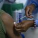 Seorang tenaga kesehatan menyuntikkan dosis vaksin virus corona baru (COVID-19) di Caracas, Venezuela, pada 31 Agustus 2021. (Xinhua/Marcos Salgado)