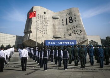Orang-orang menghadiri upacara membunyikan lonceng yang menandai peringatan 90 tahun "Insiden 18 September" di Museum Sejarah Insiden 18 September di Shenyang, ibu kota Provinsi Liaoning, China timur laut, pada 18 September 2021. (Xinhua/Pan Yulong)