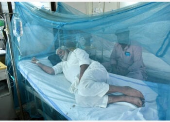 Seorang pasien yang terinfeksi demam berdarah mendapat perawatan medis di sebuah rumah sakit di Lahore, ibu kota Provinsi Punjab, Pakistan, pada 1 Oktober 2021. (Xinhua/Sajjad)