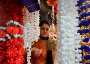 Seorang wanita berbelanja barang dekoratif di sebuah pasar untuk menyambut Festival Diwali di Bhopal, ibu kota Negara Bagian Madhya Pradesh, India, pada 27 Oktober 2021. (Xinhua/Str)