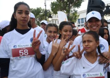 Orang-orang berpartisipasi dalam ajang lari jarak jauh di Tunis tengah, Tunisia, pada 17 Oktober 2021. Tanggal 17 Oktober merupakan Hari Kesadaran Nasional Tentang Donasi Organ Tunisia. Sejumlah institusi medis dan olahraga menyelenggarakan ajang lari tersebut untuk meningkatkan kesadaran masyarakat tentang donasi organ dan mengajak lebih banyak orang untuk berpartisipasi dalam kegiatan-kegiatan terkait. (Xinhua/Adel Ezzine)