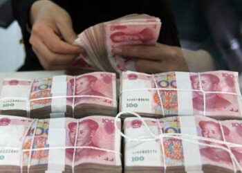 Foto dokumen menunjukkan seorang staf menghitung uang kertas Renminbi China di sebuah bank di wilayah Tancheng, Kota Linyi, Provinsi Shandong, China timur. (Xinhua/Zhang Chunlei)