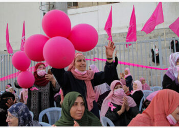 Kaum perempuan berpartisipasi dalam acara untuk meningkatkan kesadaran akan kanker payudara di Stadion Yarmouk di Gaza City pada 14 Oktober 2021. (Xinhua/Rizek Abdeljawad)