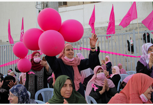 Kaum perempuan berpartisipasi dalam acara untuk meningkatkan kesadaran akan kanker payudara di Stadion Yarmouk di Gaza City pada 14 Oktober 2021. (Xinhua/Rizek Abdeljawad)