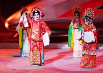 Anak-anak menampilkan pertunjukan opera tradisional di sebuah gala untuk memperingati 72 tahun berdirinya Republik Rakyat China di Hong Kong Coliseum di Hong Kong, China selatan, pada 1 Oktober 2021. (Xinhua/Wang Shen)