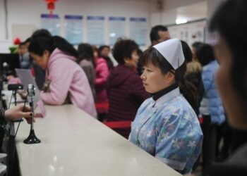 Para pencari kerja di sektor tata gerha (housekeeping) mendaftarkan informasi wajah mereka di pusat perawatan keluarga Federasi Wanita Fujian di Kota Fuzhou, Provinsi Fujian, China tenggara, pada 23 Februari 2019. (Xinhua/Song Weiwei)