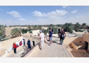 Sejumlah turis terlihat di Ghadames, sebuah kota bersejarah di Libya tenggara, pada 19 Oktober 2021. Sekelompok turis Eropa, yang terdiri dari 100 lebih orang, pada Selasa (19/10) mengunjungi Libya untuk pertama kalinya sejak pemberontakan 2011 yang menggulingkan rezim terdahulu. (Xinhua/Hamza Turkia)
