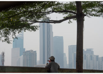 Deretan gedung pencakar langit terlihat di pusat ibu kota Jakarta pada 4 Oktober 2021, yang bertepatan dengan Hari Habitat Sedunia. Tema Hari Habitat Sedunia tahun ini adalah "mempercepat aksi perkotaan untuk dunia yang bebas karbon". (Xinhua/Veri Sanovri)