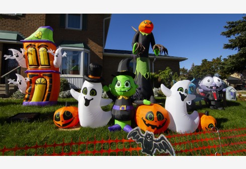Dekorasi Halloween terlihat di depan sebuah rumah di Mississauga, Ontario, Kanada, pada 19 Oktober 2021. Beberapa warga di Ontario mulai mendekorasi rumah mereka untuk menyambut Halloween mendatang. (Xinhua/Zou Zheng)