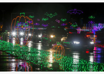 Orang-orang mengendarai mobil untuk mengunjungi pertunjukan cahaya lantatur (drive-thru) di Richmond Hill, Ontario, Kanada, pada 15 Oktober 2021. Pertunjukan cahaya bertema Halloween "Nights of Lights" diadakan di Ontario pada 1-31 Oktober tahun ini. (Xinhua/Zou Zheng)