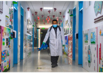 Seorang staf menyemprotkan disinfektan di lorong sebuah sekolah dasar di Hohhot, Daerah Otonom Mongolia Dalam, China utara, pada 25 Oktober 2021. Sekolah dan taman kanak-kanak di Hohhot ditutup selama satu hari pada Senin (25/10) untuk mendisinfeksi gedung sekolah di tengah munculnya kembali kasus COVID-19 baru-baru ini. (Xinhua/Peng Yuan)