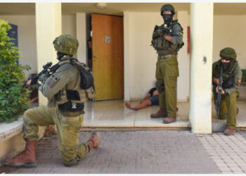 Para anggota Pasukan Khusus Angkatan Darat Israel berpartisipasi dalam latihan simulasi "serangan teroris" di sebuah sekolah di Kibbutz Sde Eliyahu, Israel utara, pada 26 Oktober 2021. (Xinhua/JINI/Roni Ofer)