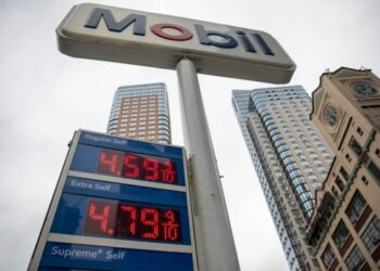 Harga bahan bakar ditampilkan di sebuah stasiun pengisian bahan bakar umum (SPBU) di New York, Amerika Serikat, pada 13 Oktober 2021. (Xinhua)