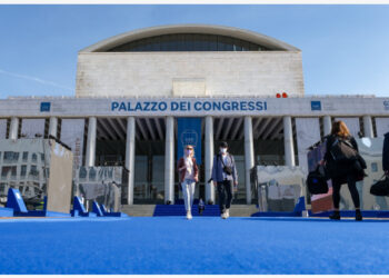 Orang-orang berjalan di lokasi media center dalam KTT Kepala Negara dan Pemerintahan Kelompok 20 (Group of Twenty/G20) di Roma, ibu kota Italia, pada 28 Oktober 2021. (Xinhua/Zhang Cheng)