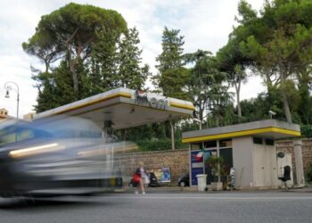 Sebuah mobil melewati sebuah stasiun pengisian bahan bakar umum (SPBU) di Roma, Italia, pada 9 Oktober 2021. (Xinhua/Jin Mamengni)