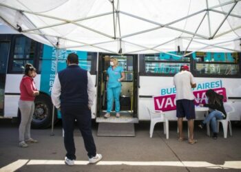 Orang-orang menunggu untuk menerima vaksin COVID-19 buatan perusahaan farmasi China, CanSino, di sebuah pos vaksinasi keliling di daerah La Carcova, Jose Leon Suarez, Argentina, pada 1 Oktober 2021. (Xinhua/Martin Zabala)