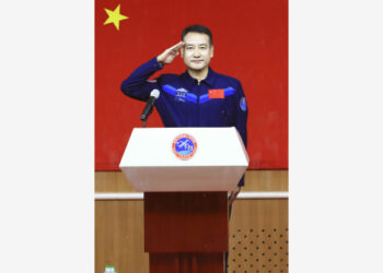 Astronaut China Zhai Zhigang menemui awak media di Pusat Peluncuran Satelit Jiuquan di China barat laut pada 14 Oktober 2021. (Xinhua/Ju Zhenhua)