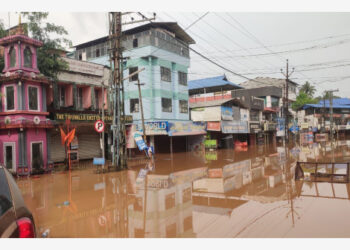 Foto yang diabadikan pada 17 Oktober 2021 ini menunjukkan sebuah jalan yang tergenang banjir di Negara Bagian Kerala, India selatan. (Xinhua/Uni)