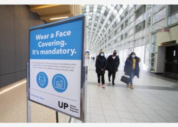 Sebuah imbauan yang mewajibkan penggunaan masker terlihat di Union Station di Toronto, Kanada, pada 25 Oktober 2021. (Xinhua/Zou Zheng)