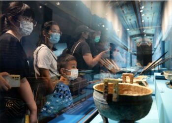 Orang-orang mengunjungi Museum Hunan pada hari ketiga libur Hari Nasional China di Changsha, Provinsi Hunan, China tengah, pada 3 Oktober 2021. (Xinhua/Chen Zhenhai)