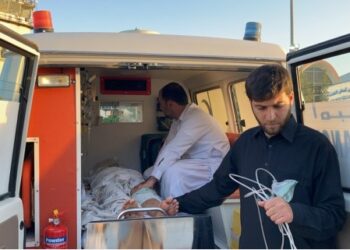 Sebuah ambulans akan membawa seorang pria yang terluka dalam serangan teroris ke Iran untuk mendapatkan perawatan medis, di Kota Kandahar, Afghanistan selatan, pada 18 Oktober 2021. (Xinhua/Arghand)