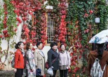 Sejumlah warga lansia berpose bersama untuk difoto di sebuah objek wisata di Distrik Zhongshan, Liupanshui, Provinsi Guizhou, China barat daya, pada 14 Oktober 2021. (Xinhua/Tao Liang)