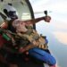 Seorang instruktur Israel dari pusat skydiving GoJump mendampingi seorang pemula dalam sebuah lompatan tandem di atas Laut Mati sisi selatan dekat Taman Nasional Masada pada 15 Oktober 2021. (Xinhua/Gil Cohen Magen)