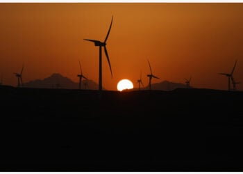 Siluet sejumlah kincir angin dengan latar belakang matahari terbenam terlihat di Hurghada, Mesir, pada 18 Oktober 2021. (Xinhua/Ahmed Gomaa)