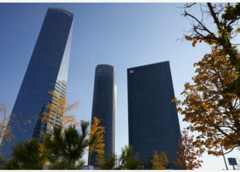 Foto yang diabadikan pada 19 Oktober 2021 ini menunjukkan IE Tower (kanan) di Madrid, Spanyol. IE Tower, gedung pembelajaran baru IE University, diresmikan di Madrid pada Selasa (19/10). Dengan tinggi 180 meter, gedung tersebut memiliki 35 lantai dan menempati area seluas 50.000 meter persegi, menjadikannya gedung pembelajaran tertinggi ketiga di dunia. (Xinhua/Meng Dingbo)