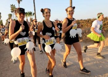 Para peserta berlari dalam ajang Marathon Israel du Beaujolais di dekat Kota Rehovot, Israel tengah, pada 22 Oktober 2021. (Xinhua/Gil Cohen Magen)
