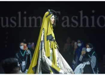 Seorang model memperagakan kreasi busana dalam peragaan busana muslim "Sustainable Muslim Fashion 2021" di Jakarta Convention Center di Jakarta pada 29 Oktober 2021. (Xinhua/Veri Sanovri)