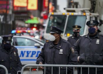 Sejumlah personel polisi bersiaga di jalan masuk ke Times Square di New York, Amerika Serikat, pada 31 Desember 2020. (Xinhua/Wang Ying)