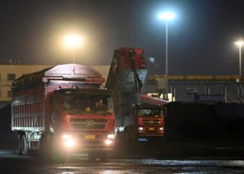 Truk-truk beroperasi di dermaga batu bara di Pelabuhan Tianjin, Tianjin, China utara, pada 11 Oktober 2021. (Xinhua/Li Ran)