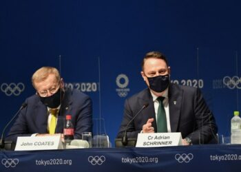 Presiden Komite Olimpiade Australia John Coates (kiri) dan Wali Kota Brisbane Adrian Schrinner menghadiri konferensi pers di Pusat Media Utama (Main Press Center/MPC) untuk Olimpiade Tokyo 2020 di Tokyo, Jepang, pada 21 Juli 2021. (Xinhua/Song Yanhua)