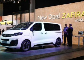 Para pengunjung membicarakan mobil Opel Zafira Life dalam peluncuran perdana dunianya di Brussels Motor Show ke-97 di Brussels Expo di Brussel, Belgia, pada 18 Januari 2019. (Xinhua/Zheng Huansong)