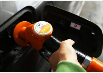 Seorang pelanggan mengisi tangki bensin kendaraannya di sebuah stasiun pengisian bahan bakar di Paris, Prancis, pada 13 Oktober 2021. (Xinhua/Gao Jing)
