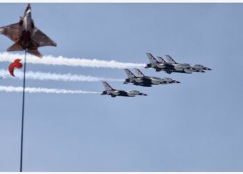 Foto yang diabadikan pada 1 Oktober 2021 ini menunjukkan atraksi tim aerobatik Angkatan Udara Amerika Serikat (AS) Thunderbirds di ajang Pacific Airshow di Huntington Beach, California, AS. Salah satu pertunjukan udara terbesar di AS kembali digelar di California Selatan pada Jumat (1/10) setelah satu tahun ditiadakan karena pandemi COVID-19 yang masih merebak. (Xinhua)