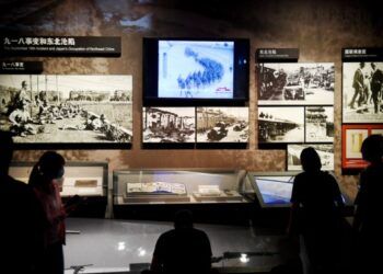 Para pengunjung mengamati sejumlah benda pameran di Museum Perang Perlawanan Rakyat China terhadap Agresi Jepang di Beijing, ibu kota China, pada 18 September 2021. (Xinhua/Zhang Chenlin)