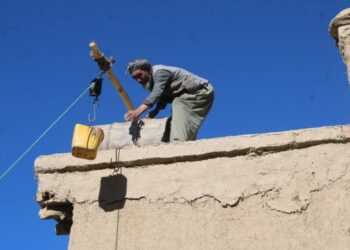 Seorang pengungsi membangun kembali rumah yang rusak setelah pulang ke kampung halamannya di Distrik Jalrez, Provinsi Wardak timur, Afghanistan, pada 15 Oktober 2021. (Xinhua/Ahmad Farshad)
