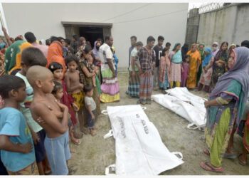 Sejumlah jenazah korban kecelakaan perahu terlihat di Savar di pinggiran Dhaka, Bangladesh, pada 9 Oktober 2021. (Xinhua)