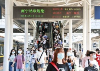 Para penumpang terlihat di Stasiun Kereta Nanning di Nanning, Daerah Otonom Etnis Zhuang Guangxi, China selatan, pada 1 Oktober 2021. (Xinhua/Zhao Shilin)