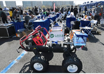 Sebuah robot penyemprot target otomatis terlihat dalam Kompetisi Robot Pertanian China 2021 yang digelar di Qingdao, Provinsi Shandong, China timur, pada 27 Oktober 2021. (Xinhua/Li Ziheng)