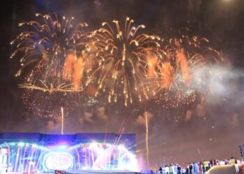 Foto yang diabadikan pada 20 Oktober 2021 ini menunjukkan pertunjukan kembang api dalam Parade Riyadh Season 2021 di Riyadh, Arab Saudi. (Xinhua/Wang Haizhou)