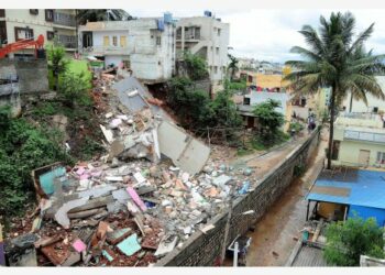 Foto yang diabadikan pada 13 Oktober 2021 ini menunjukkan puing-puing sebuah bangunan yang runtuh di Bangalore, India. Sebuah bangunan tempat tinggal di Kamalanagar, Bangalore, runtuh akibat hujan yang terus-menerus mengguyur. Tidak ada laporan korban jiwa dalam insiden tersebut. (Xinhua/Str)