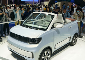 Mobil konvertibel energi baru Hongguang MINIEV CABRIO yang dikembangkan oleh SAIC-GM-Wuling (SGMW), sebuah pabrikan otomotif besar China, diperlihatkan dalam Pameran Industri Otomotif Internasional ke-19 (Auto Shanghai 2021) di Shanghai, China timur, pada 19 April 2021. (Xinhua/Ding Ting)