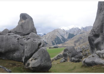 Foto yang diabadikan pada 11 Oktober 2021 ini menunjukkan pemandangan bebatuan besar dan singkapan batu Castle Hill di Pegunungan Alpen Selatan, Selandia Baru. (Xinhua/Lu Huaiqian)